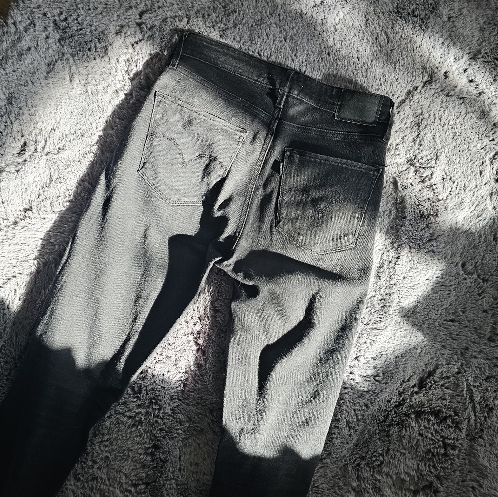 Black 721 High Rise Skinny by Levi's sz 28